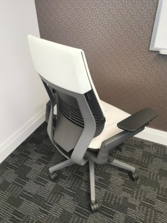 STEELCASE GESTURE IN WHITE LEATHER / ALUM. FRAME